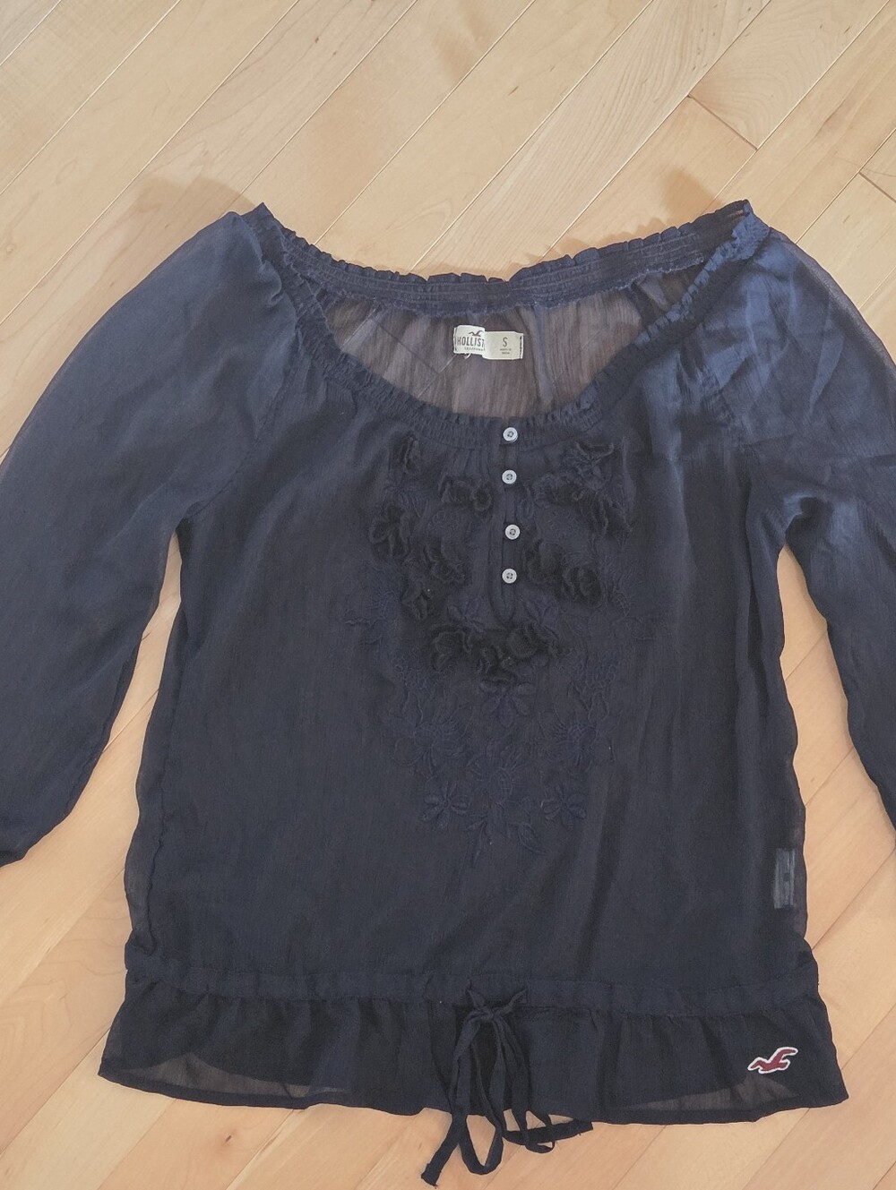 Early 2010s Hollister Navy Off-Shoulder Peasant Top